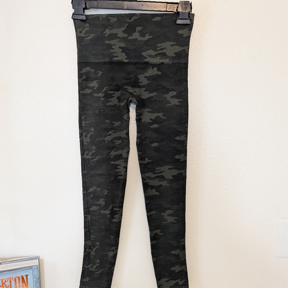 SPANX Seamless Camo Leggings xs - Picture 3 of 5